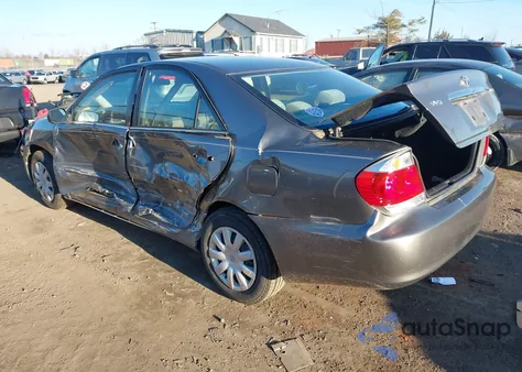 2005 Toyota Camry Le z USA, uszkodzony, nr VIN 4T1BE32K85U628037